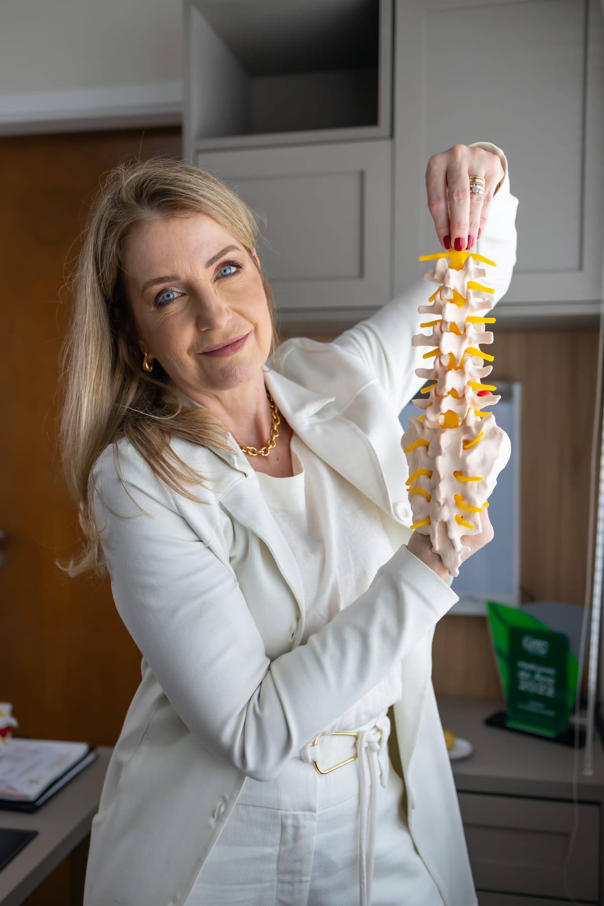 Dra. Silvia Canevari analisando exame de ressonância magnética da coluna vertebral