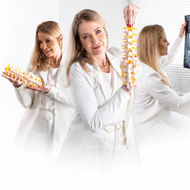 Dra. Silvia Canevari, fisioterapeuta especialista em coluna vertebral, com modelos anatômicos da coluna
